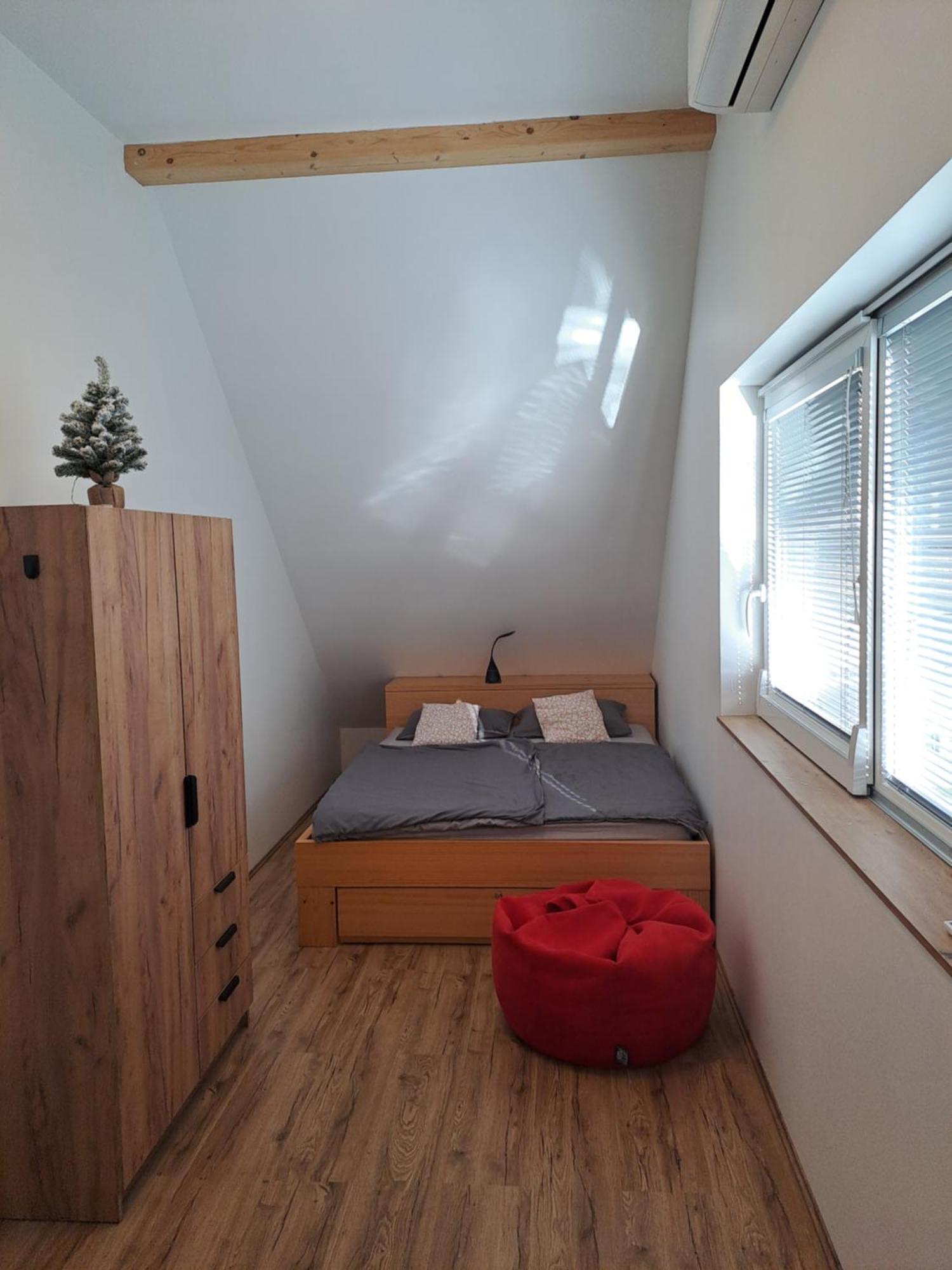 Bella Apartment Zirovnica Buitenkant foto