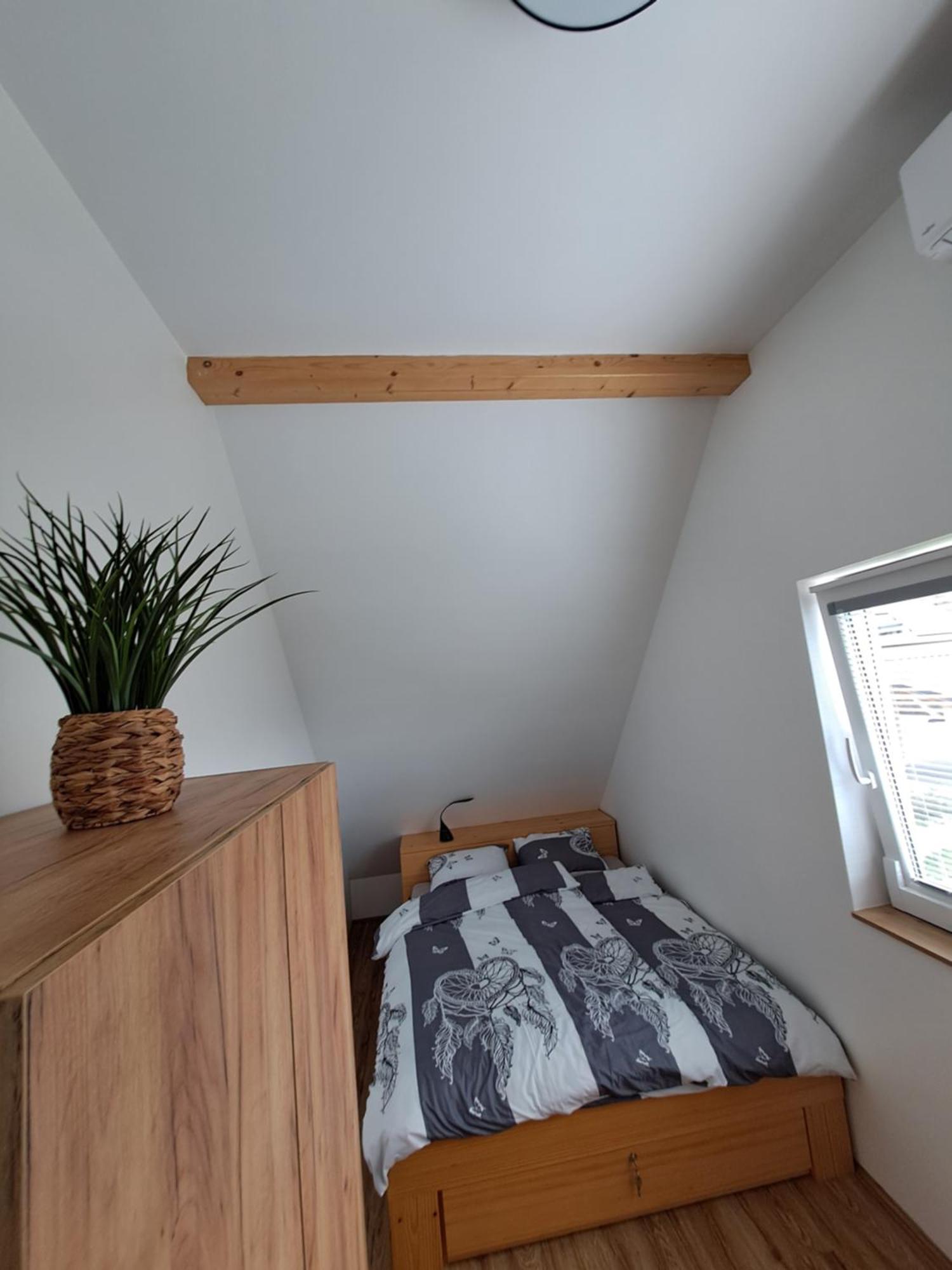 Bella Apartment Zirovnica Buitenkant foto